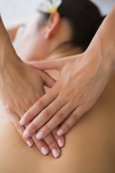 Morena desfrutando de massagem nas costas — Fotografia de Stock
