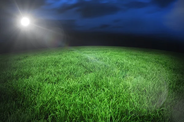 Футбольне поле під нічним небом — стокове фото