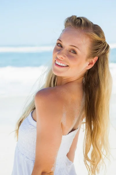 Loira sorrindo na praia — Fotografia de Stock