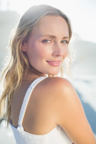 Rubia de pie en la playa en vestido de sol — Foto de Stock