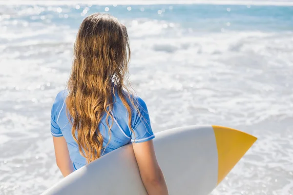 Surfista menina na praia com prancha — Fotografia de Stock