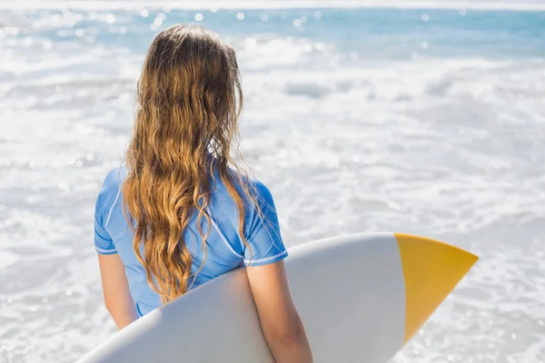 Surfeuse sur la plage avec planche de surf — Photo