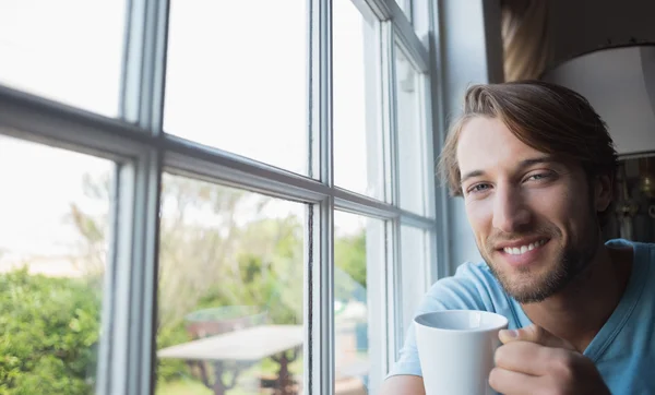 Homem por janela tomando café — Fotografia de Stock