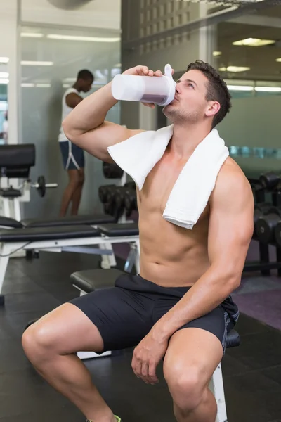 Bodybuilder dricka protein dryck — Stockfoto