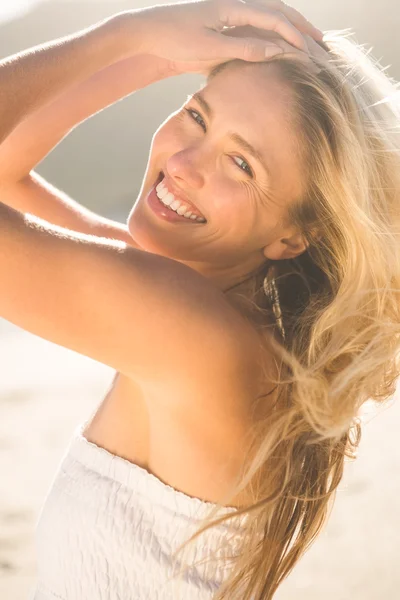 Rubia en vestido blanco en la playa — Foto de Stock