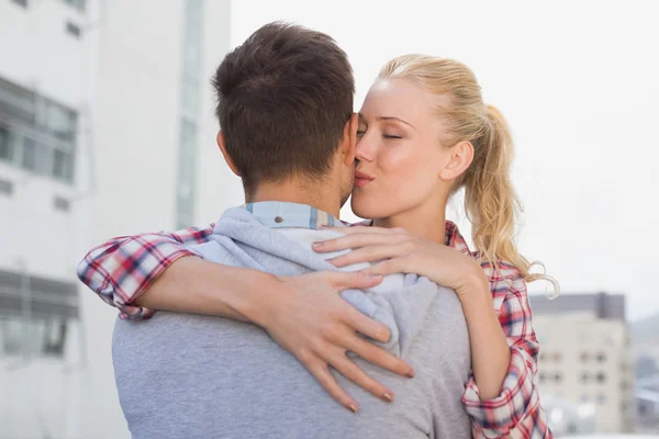 Mulher beijando homem bochecha — Fotografia de Stock