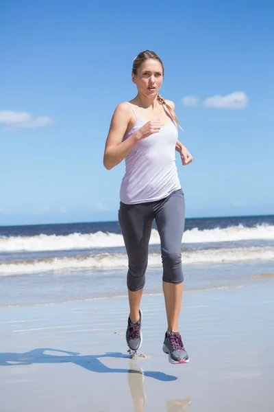Uygun sarışın sahilde koşu odaklı — Stockfoto