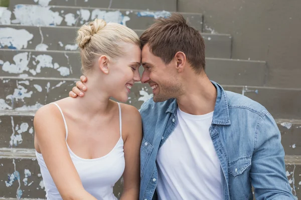 Hüftiges Paar sitzt auf Stufen — Stockfoto