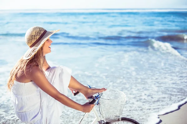 Loira em passeio de bicicleta na praia — Fotografia de Stock