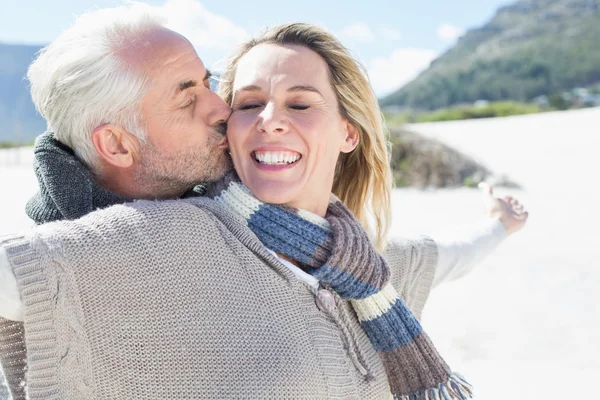 Op het strand in warme kleding (echt) paar — Stockfoto