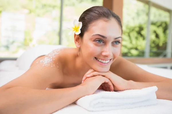 Brünette liegend auf massagetisch — Stockfoto