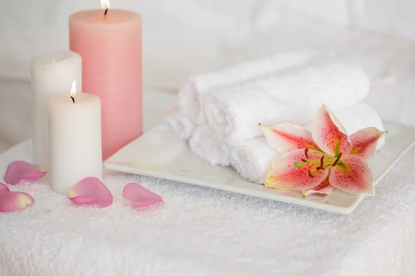 Ljus och fräscha handdukar med lily — Stockfoto