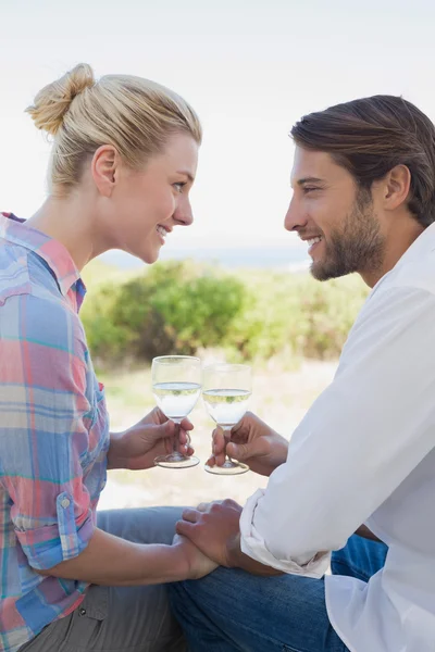 Pareja en jardín disfrutando del vino — Foto de Stock