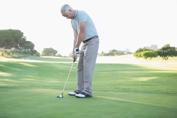 Golfista wprowadzenie piłki na zielono — Zdjęcie stockowe