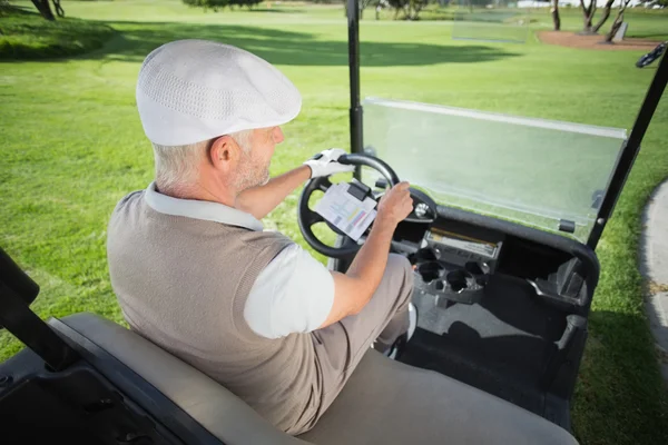 Feliz golfista conduciendo su buggy de golf — Foto de Stock