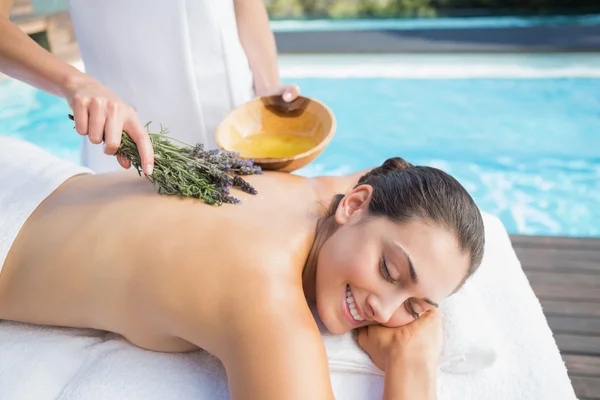 Mujer recibiendo un tratamiento de aromaterapia — Foto de Stock