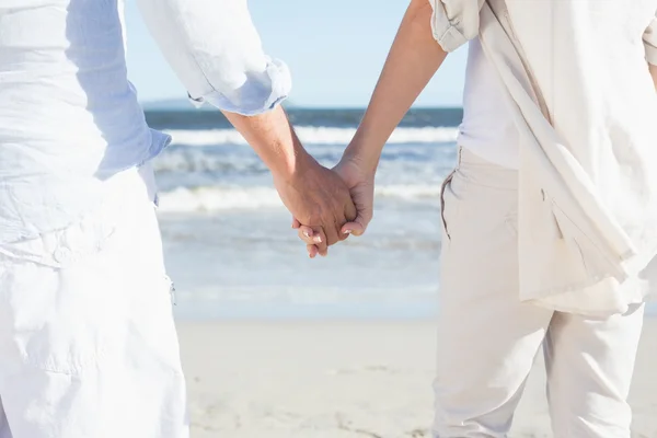 Casal na praia de mãos dadas — Fotografia de Stock