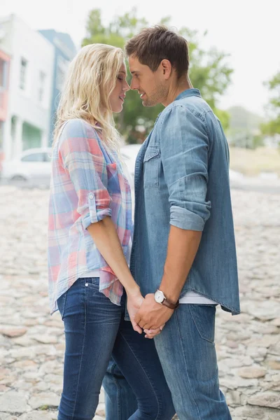 Hip young couple about to kiss — Stock Photo, Image