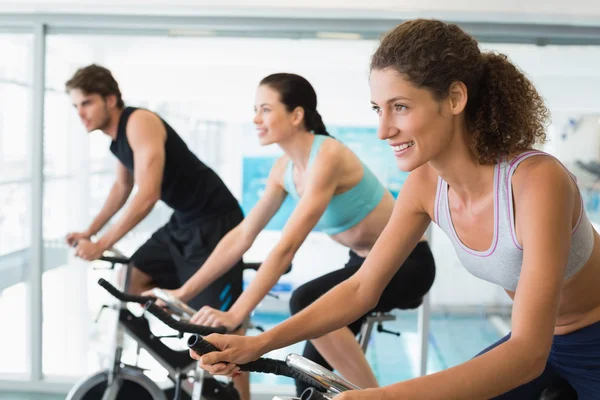 Ajustar a la gente en una clase de spinning —  Fotos de Stock