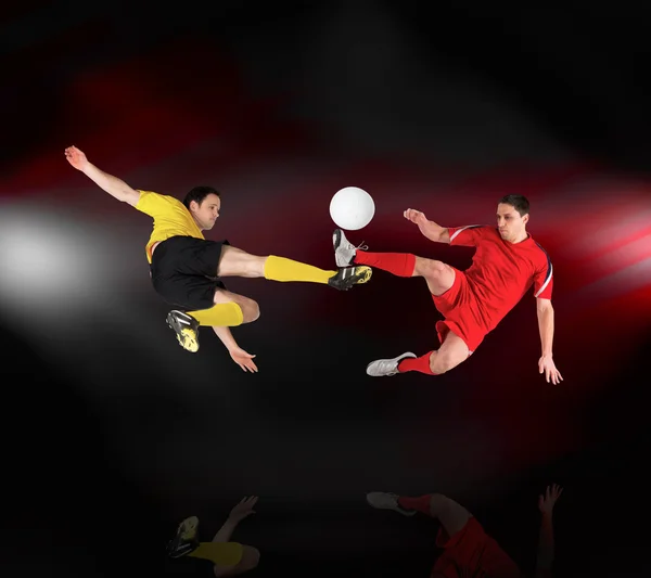 Jugadores de fútbol que luchan por el balón — Foto de Stock