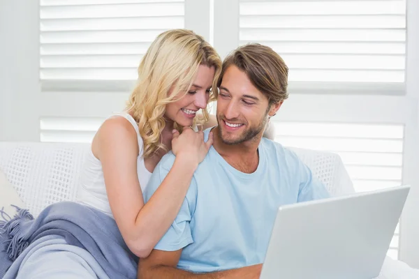 Casal no sofá usando laptop — Fotografia de Stock