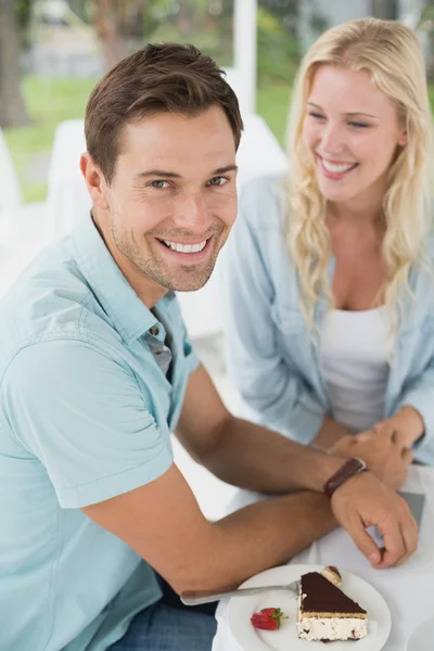 Hip pareja teniendo desierto juntos — Foto de Stock