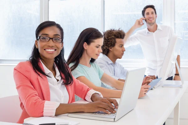 Mujer de negocios sonriendo a la cámara — Foto de Stock