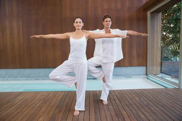 Paar macht Yoga in Baumstellung — Stockfoto