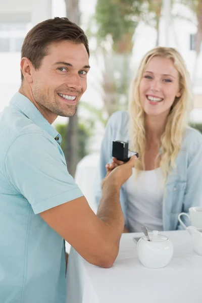 Man huwelijk met zijn vriendin voorstelt — Stockfoto