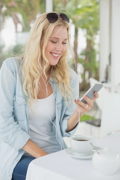 Blondýna s kávou odeslání textových — Stock fotografie