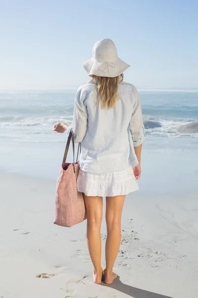 Mujer llevando bolsa de playa — Foto de Stock