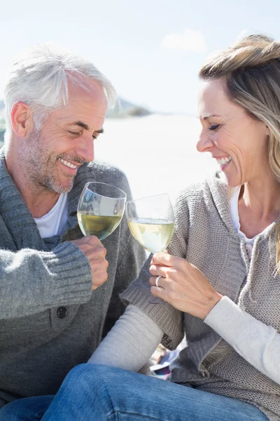 Paar genießt Wein beim Picknick am Strand — Stockfoto