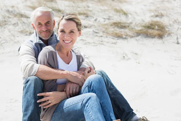 夫妇在沙滩上看着对方笑 — 图库照片