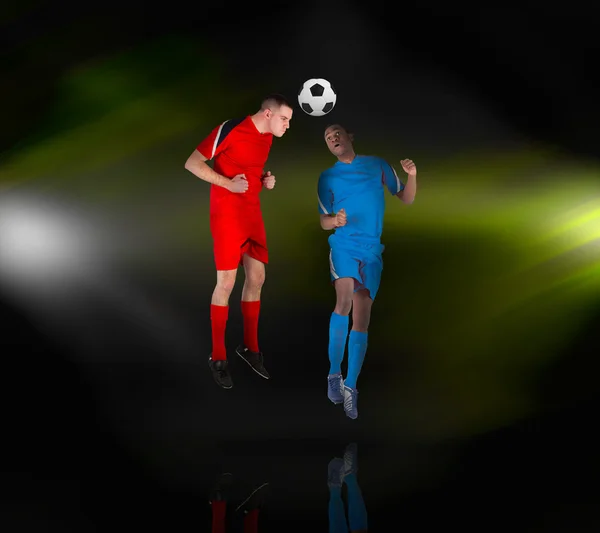 Jogadores de futebol atacando para a bola — Fotografia de Stock