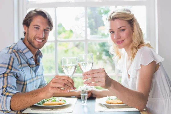 Paar maaltijd samen met — Stockfoto