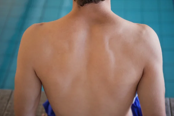 Adatto nuotatore seduto a bordo piscina — Foto Stock