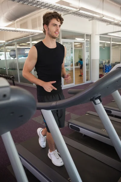 Hombre en forma corriendo en la cinta de correr —  Fotos de Stock