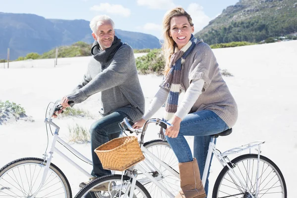Casal indo em um passeio de bicicleta na praia — Fotografia de Stock