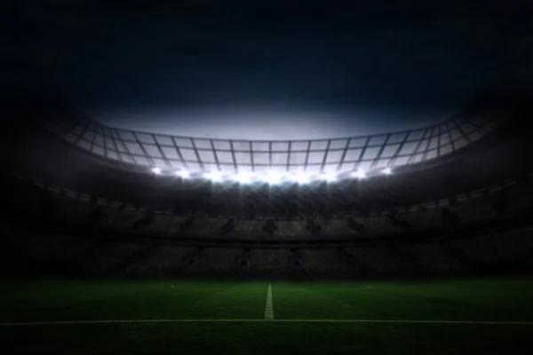 Grand stade de football sous le ciel nocturne — Photo