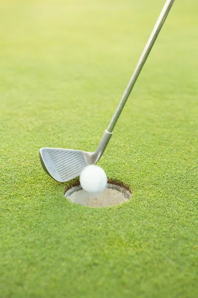 Golfe clube colocando bola no buraco — Fotografia de Stock