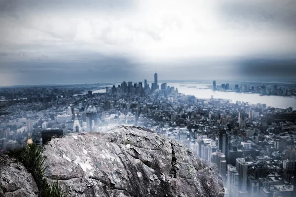 Rock overlooking huge city — Stock Photo, Image