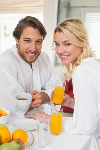 Пара в халатах за завтраком — стоковое фото