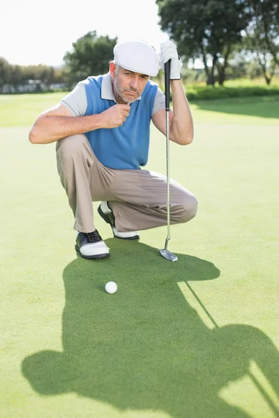 Yeşil koyarak üzerinde diz çökmüş golfçü — Stok fotoğraf