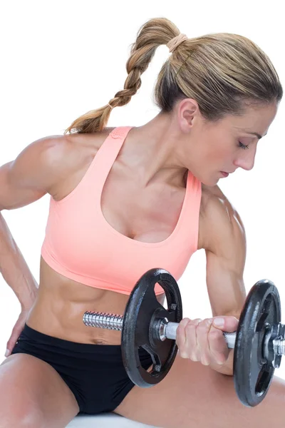 Mujer haciendo bicep rizo con mancuerna — Foto de Stock