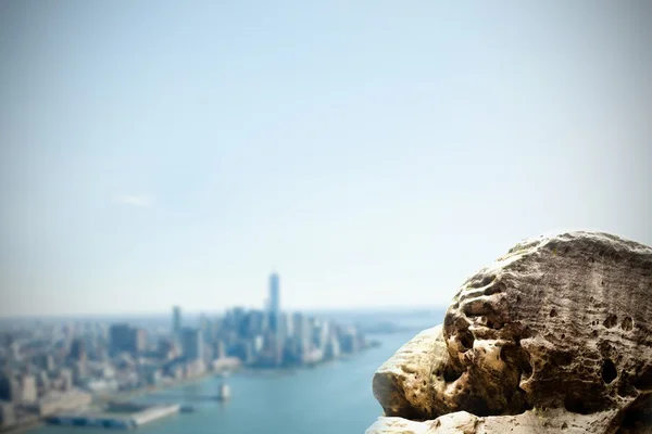 Roca con vistas a la costa ciudad — Foto de Stock