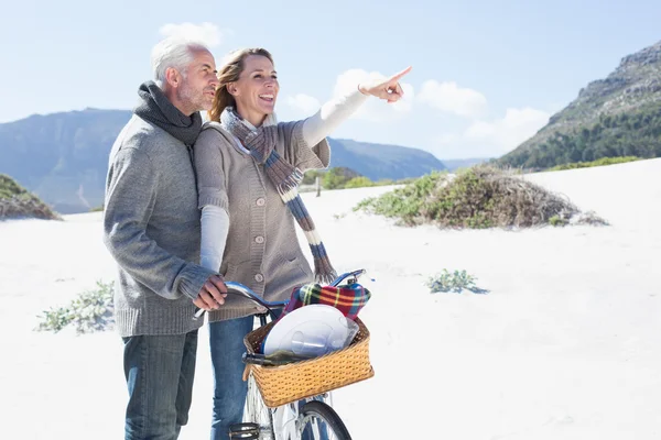 Par går på en cykeltur och picknick — Stockfoto