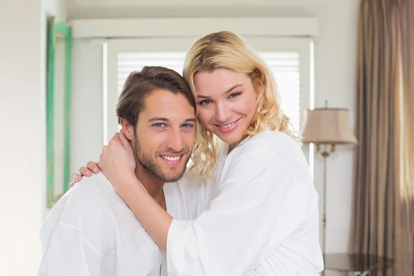 Paar in badjassen glimlachen — Stockfoto