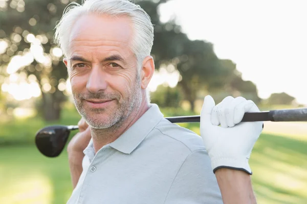 Lachende knappe golfer — Stockfoto