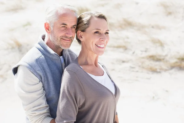 Abrazando pareja en la playa — Foto de Stock