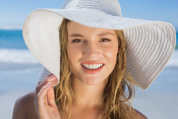 Meisje in stro hoed op het strand — Stockfoto